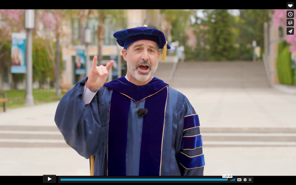 Interim Dean Michael Green led the class of 2021 Anteater engineers in Zot, Zot, Zot!