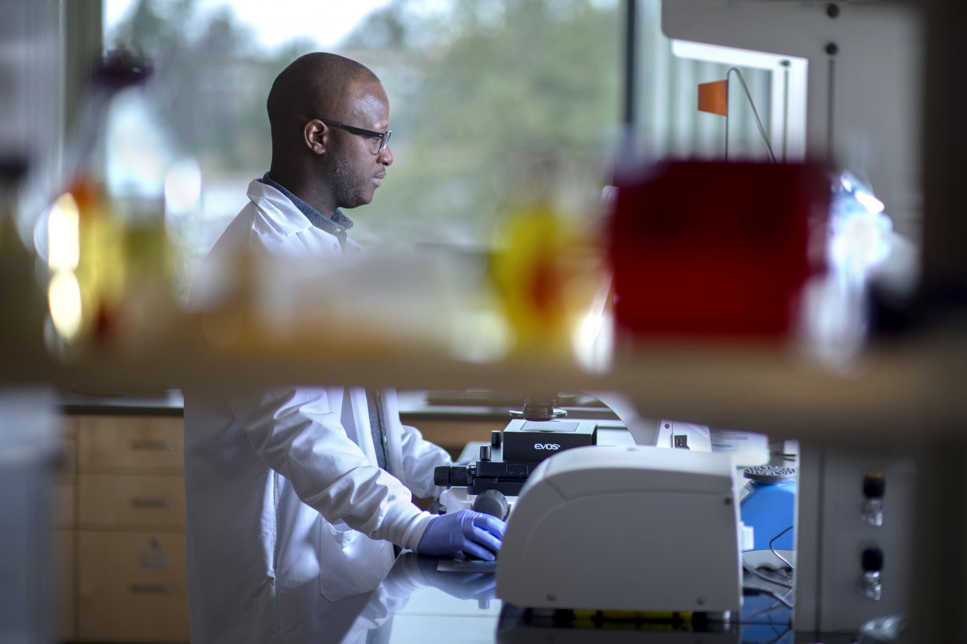 Timothy Downing, UCI assistant professor of biomedical engineering, images genetically modified stem cells in his laboratory to confirm their expression of a reporter gene. Downing’s research in the Edwards Lifesciences Foundation Cardiovascular Innovation and Research Center at UCI focuses on understanding how gene regulatory mechanisms contribute to stem cell differentiation on the progress of diseases and cellular aging. Steve Zylius / UCI