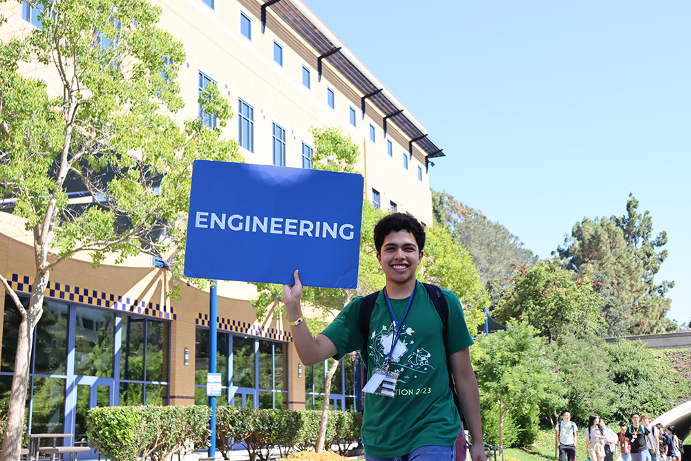 Ethan Martinez leading incoming engineering students to 2023 Orientation