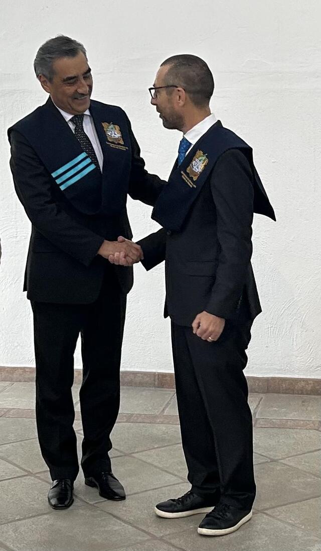 UAEH President Octavio Costallio Acosta congratulates Dean Magnus Egerstedt