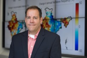 Bending the Curve teacher Steven Davis, associate professor of Earth system science, emphasizes the necessity of interdisciplinary collaboration. Steve Zylius / UCI Steven Davis