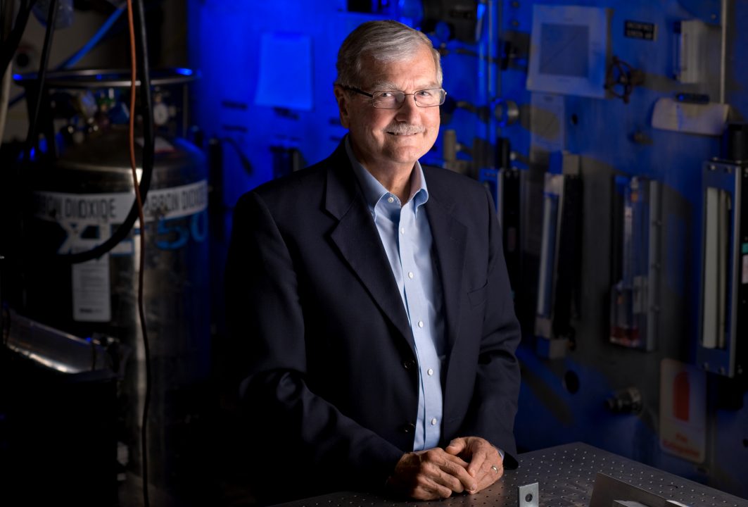 One of the three prominent sustainability experts teaching UCIs Bending the Curve class is Scott Samuelsen, professor of mechanical & aerospace engineering and also civil & environmental engineering. Steve Zylius / UCI Scott Samuelsen